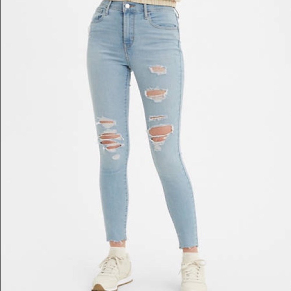 Levi’s 721 super Skinny ripped jeans.